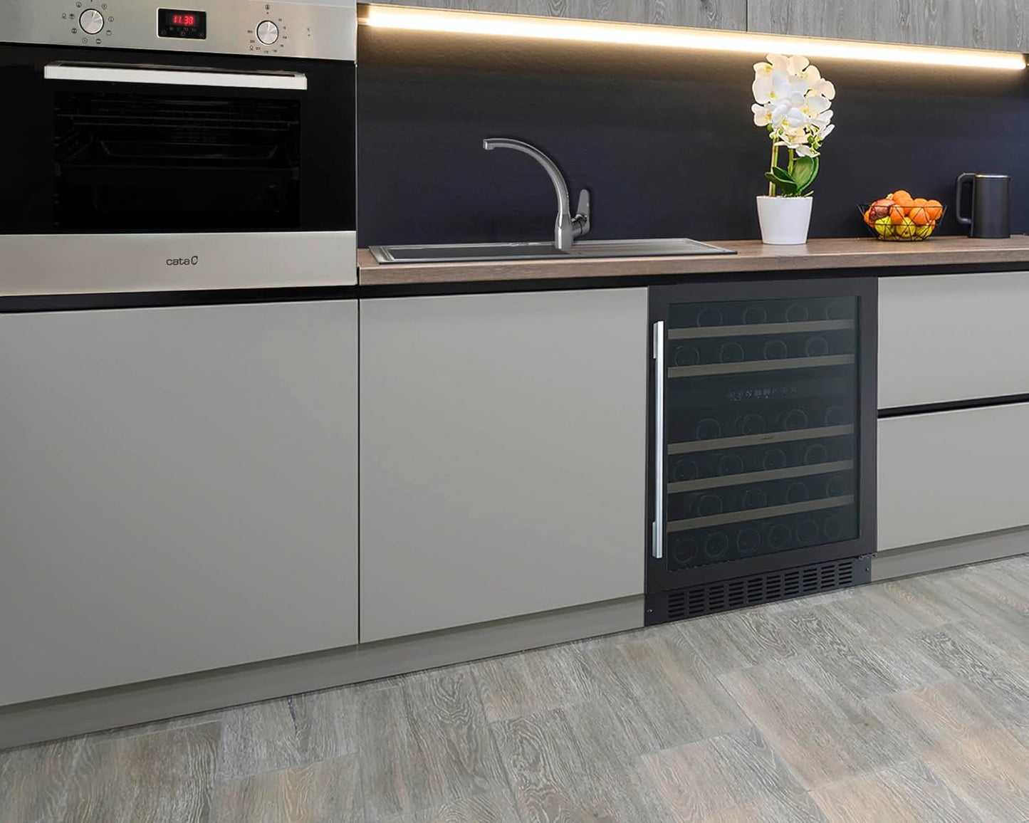Cata Vinoteca VI 59082 BK No Frost Capacidad 46 Botellas Control Electrónico de Temperatura Panel Touch Control Digital Luz Interior LED Puerta Reversible Ventilación Interna Ancho 59,5 cm Color Negro